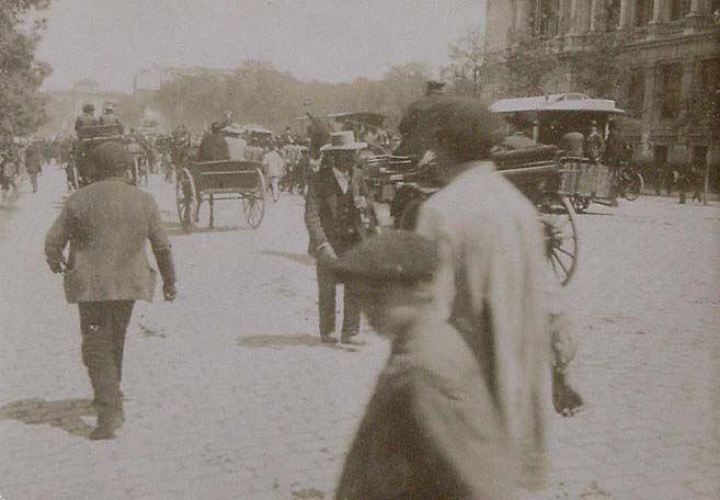 (Transeuntes en la calle de una ciudad)