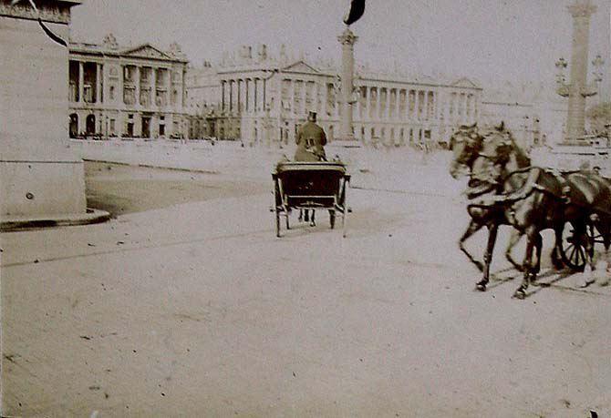 (Coches de caballos en la plaza de la Concordia)