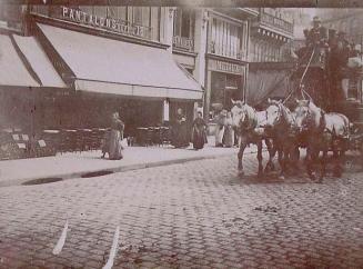 (Coche de caballos por una calle)