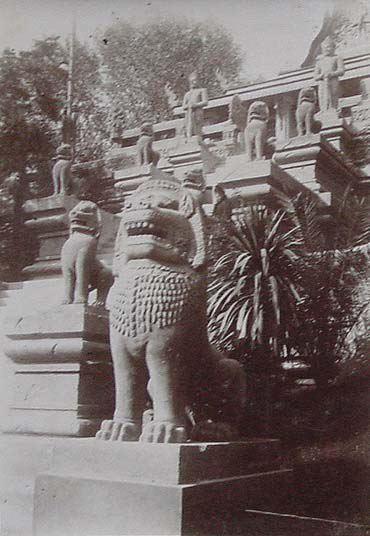 (Edificio oriental con estatuas de leones de piedra)