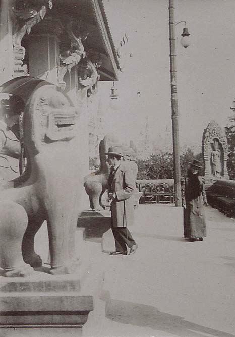 (Edificio oriental con esculturas de leones en piedra)