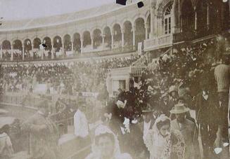 (Gradas con público en una plaza de toros)