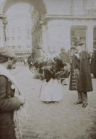 (Vendedora de pavos en la plaza mayor de Madrid)