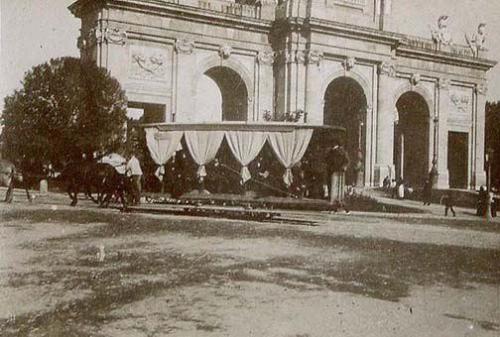 (Tranvía delante de la Puerta de Alcalá)