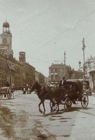 (Coche de caballos en la Puerta del Sol)