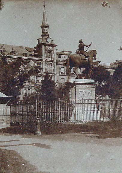 (Estatua ecuestre de Felipe II en la Plaza Mayor de Madrid)