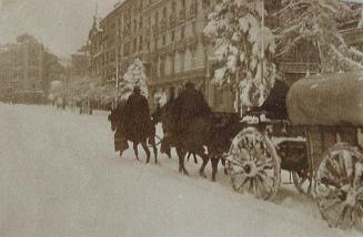 (Calle de Alcalá, con la iglesia de San José al fondo, nevada)