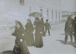 (Mujeres con mantilla por una calle de Ciudad Real)