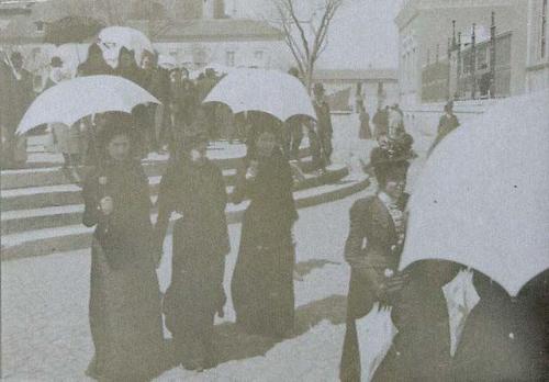 (Mujeres con mantilla y sombrillas en una plaza de Ciudad Real)