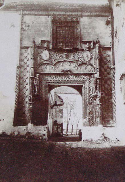 (Puerta de un monumento)