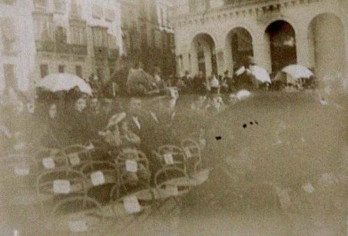 (Sillas en una plaza de Sevilla)