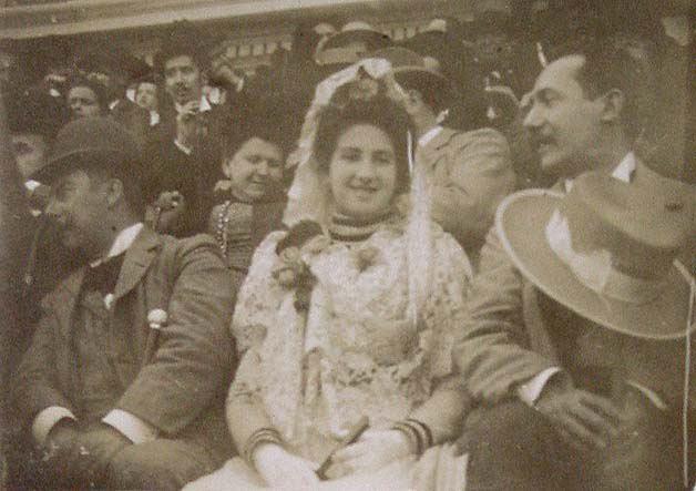 (Feria de Sevilla. Público en la plaza de toros)