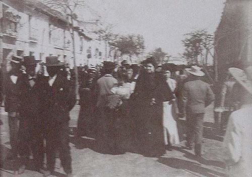 (Personas paseando por una calle de Sevilla)