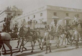 (Coche de la Infanta Isabel delante del Palacio Real)