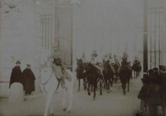 (Salida de soldados a caballo del patio del Palacio Real)