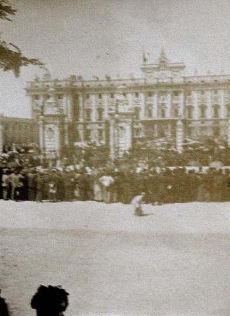 (Carroza de la Infanta Eulalia entrando en el Palacio Real)