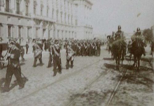 (Desfile militar en el Palacio Real)