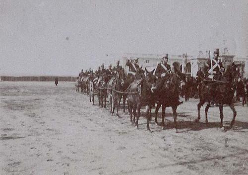 (Formación de soldados a caballo ante el Palacio Real)