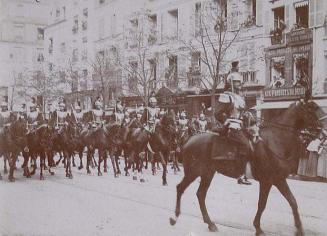 (Desfile de soldados a caballo)