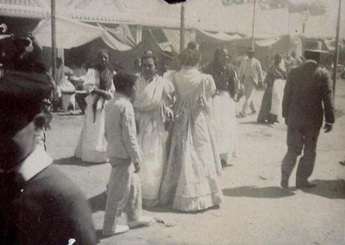 (Grupo de gente en la feria de Sevilla)