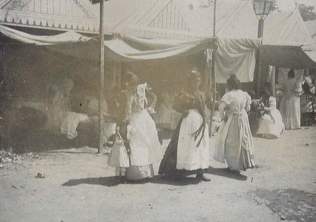 (Grupo de gente en la feria de Sevilla)