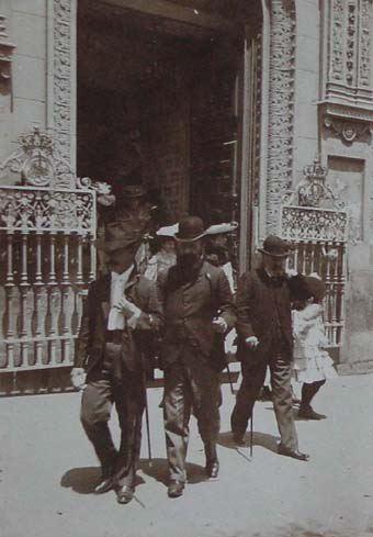 (Feligreses saliendo de la iglesia de las Calatravas de Madrid)