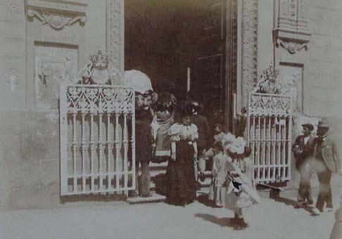 (Feligreses saliendo de la iglesia de las Calatravas de Madrid)