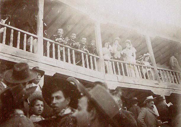 (Público en una plaza de toros)