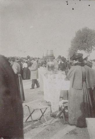 (Fiesta multitudinaria con barriles)