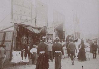 (Paseando por los puestos de la feria)