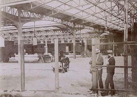 (En una estación de ferrocarril)