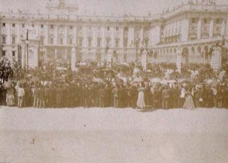 (Gentio viendo el coche real a la entrada del Palacio Real de Madrid)