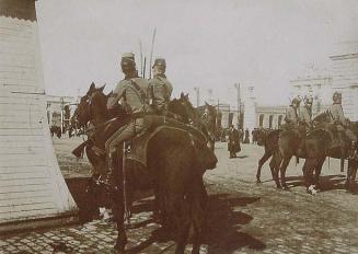 (Soldados a caballo en el patio del Palacio Real de Madrid)