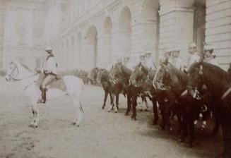 (Soldados a caballo en el patio de armas del Palacio Real)