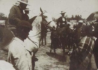 (Varios hombres a caballo, igual una feria de ganado)