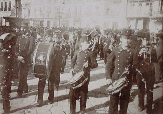 (Procesión de los músicos el Viernes Santo en Sevilla)