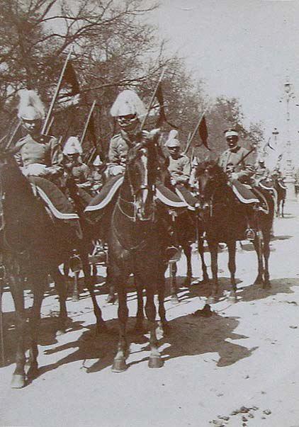 (Procesión de soldados a caballo)