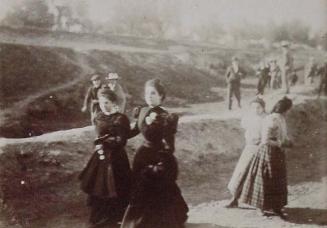 (Chicas jóvenes paseando por el campo)