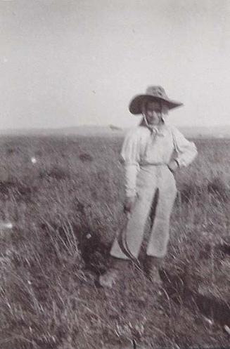 (Mujer con el traje de labranza en el campo)