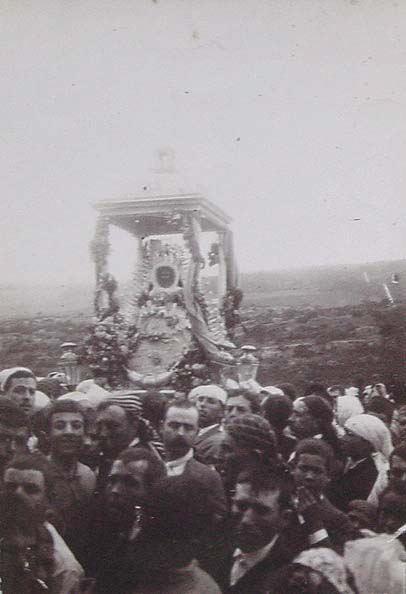 (Procesión de la Virgen en Lora de Río)