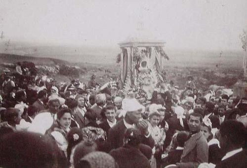 (Procesión de la Virgen en Lora de Río)