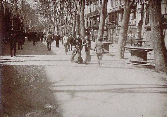 (Personas paseando por una calle de Barcelona)