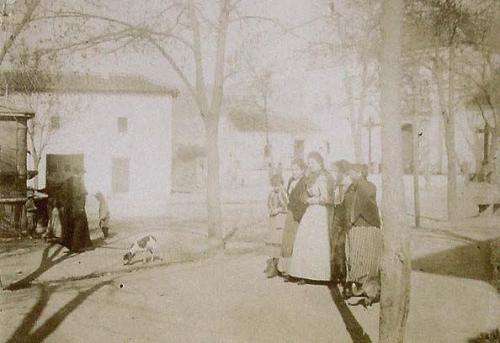 (Personas en una plaza de Dúrcal)