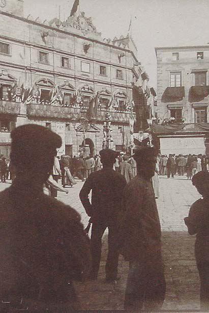 (Personas en una plaza de Reus)