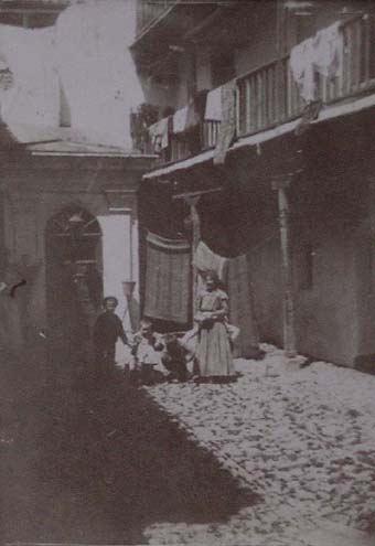 (Niños en el patio de una casa)