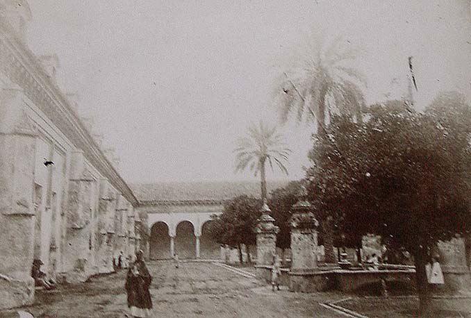 (Patio de un monumento de Córdoba)