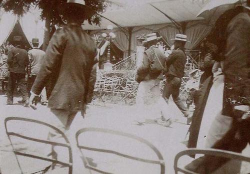 (Hombres paseando. Feria de Sevilla)