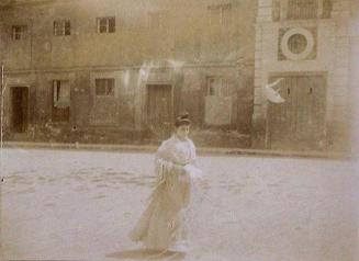 (Mujer paseando por una calle de Sevilla)