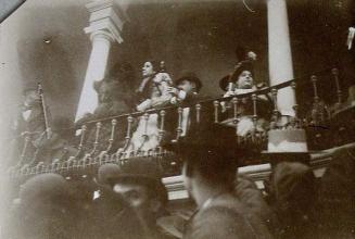 (Viendo el espectáculo desde las gradas de la plaza de toros)