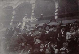 (Público en la plaza de Toros de Sevilla)